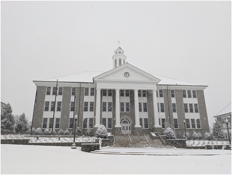 When should you take your JMU graduation portraits? The James Madison University Quad can be snowy in January