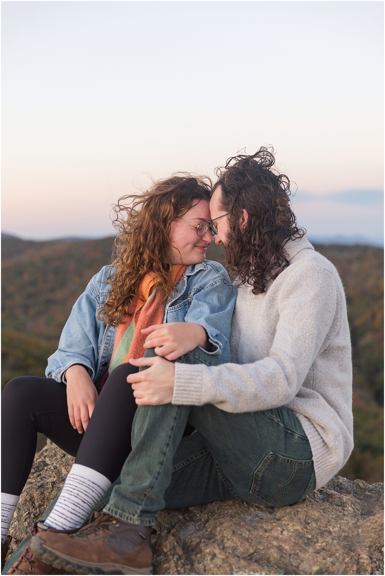Sunrise mountaintop mountain view hike couples session on Bearfence hike on Skyline Drive in Shenandoah National Park
